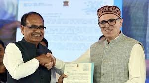🚧 ‘Not Wrong in Calling You Mama’: Omar Abdullah Praises Shivraj Chouhan at J&K Development Event 🚧