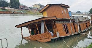 Houseboat Partially Sinks In River Jhelum; SDRF, River Police Launch Rescue Operation In Srinagar