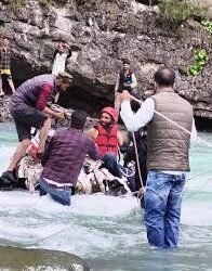 Two Killed After Car Plunges Into Deep Gorge Near Aru Valley; Search Continues for Possible Additional Occupants