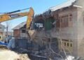 District Administration Kulgam Cracks Down on NH-444 Encroachments, Demolition Drive Launched