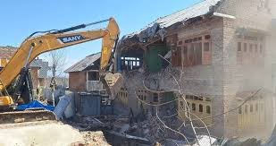 District Administration Kulgam Cracks Down on NH-444 Encroachments, Demolition Drive Launched