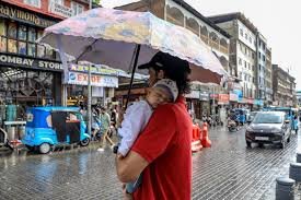 Heavy Rain, Hailstorm Batter Kashmir; Waterlogging Hits Several Areas of Srinagar