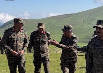 Northern Army Commander Reviews South Kashmir Security, Directs Troops to Remain Mission-Ready