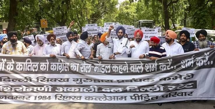Sikh Leaders Protest Outside Rahul Gandhi’s Residence Over Remarks Calling Sajjan Kumar ‘Hero’