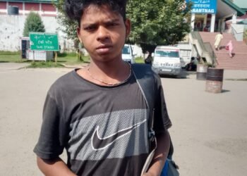 🚑 Ambulance Crisis at GMC Anantnag? 9-Year-Old Referred to Srinagar in Private Vehicle