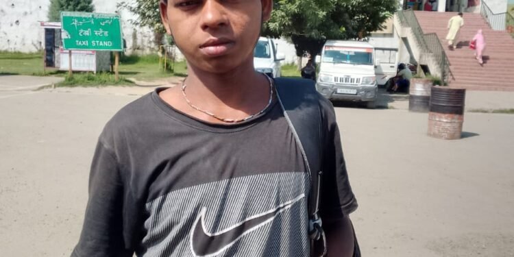 🚑 Ambulance Crisis at GMC Anantnag? 9-Year-Old Referred to Srinagar in Private Vehicle