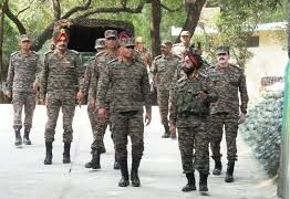 NORTHERN ARMY COMMANDER VISITS AKHNOOR, REVIEWS OPERATIONAL READINESS