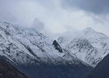 KASHMIR WELCOMES FIRST SNOWFALL OF SEASON — GULMARG, SONAMARG TURN WHITE