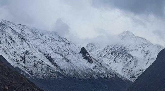 KASHMIR WELCOMES FIRST SNOWFALL OF SEASON — GULMARG, SONAMARG TURN WHITE