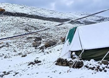 GULMARG & GUREZ RECEIVE SEASON’S FIRST SNOWFALL