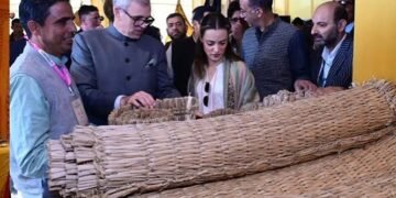 OMAR ABDULLAH UNVEILS KASHMIR’S CRAFT HERITAGE AMID AUTUMN BLOOMS | 20 STALLS FEATURE TRADITIONAL ART