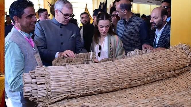 OMAR ABDULLAH UNVEILS KASHMIR’S CRAFT HERITAGE AMID AUTUMN BLOOMS | 20 STALLS FEATURE TRADITIONAL ART